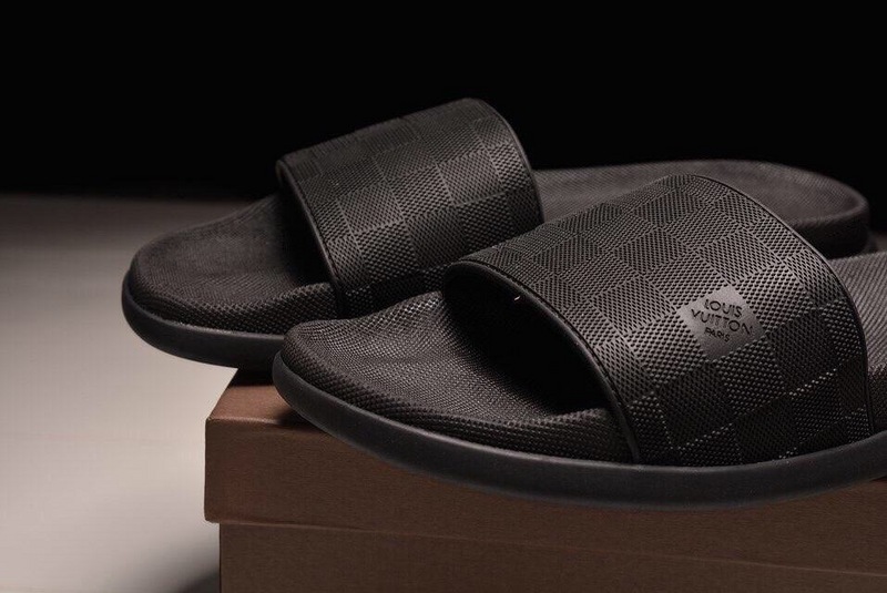 LV men slippers AAA-110