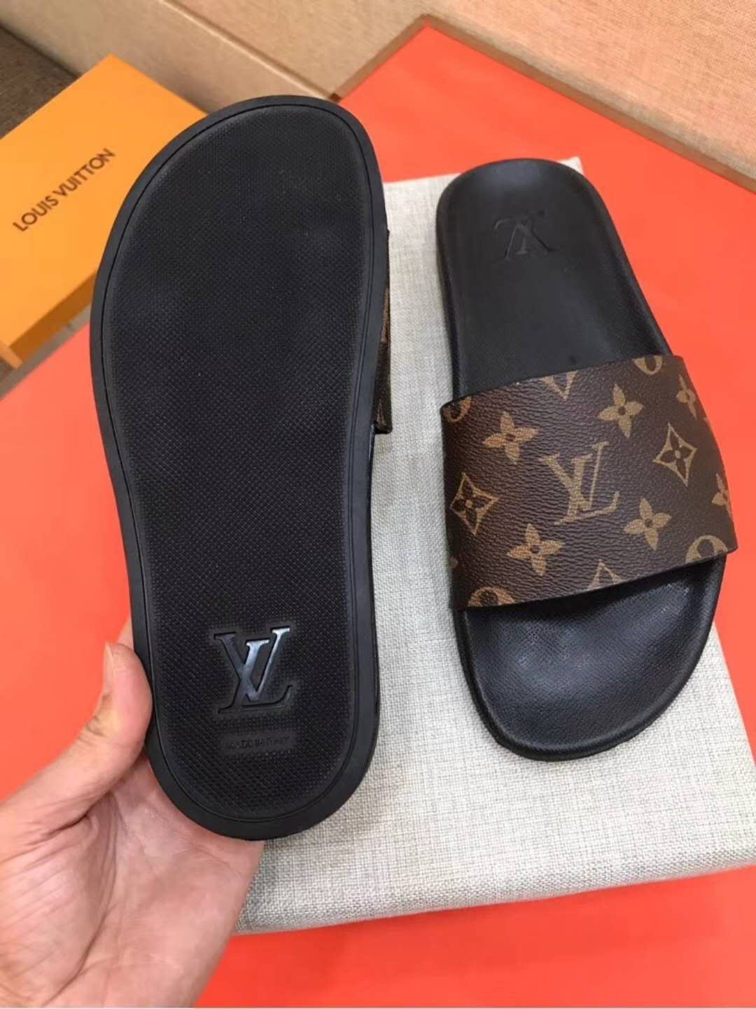 LV men slippers AAA(38-45)-218