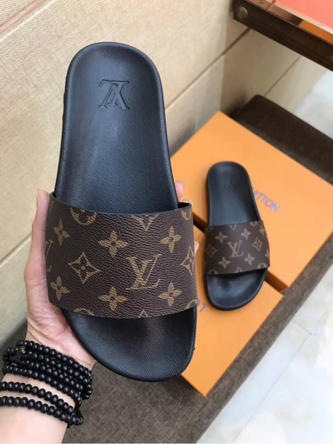 LV men slippers AAA(38-45)-218