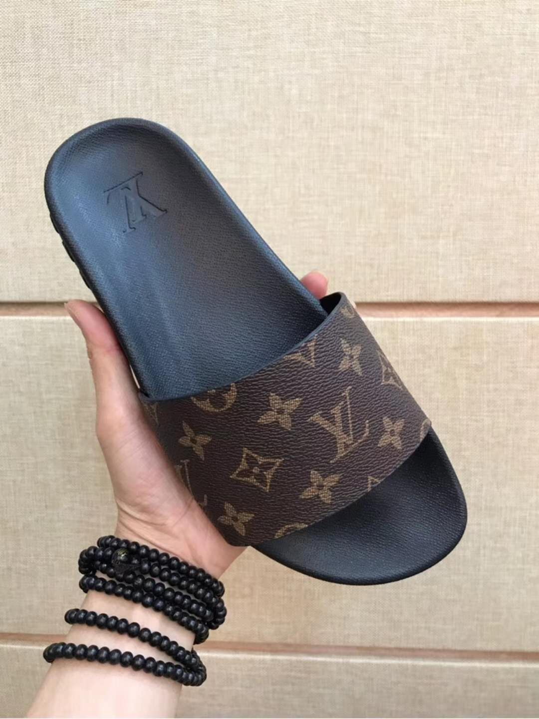 LV men slippers AAA(38-45)-218