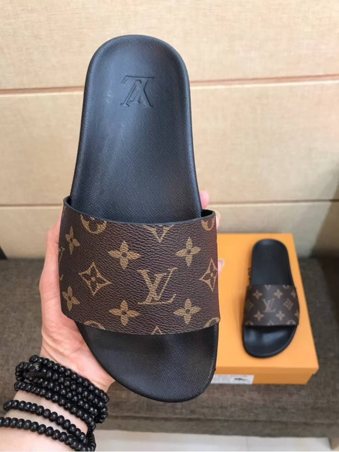 LV men slippers AAA(38-45)-218