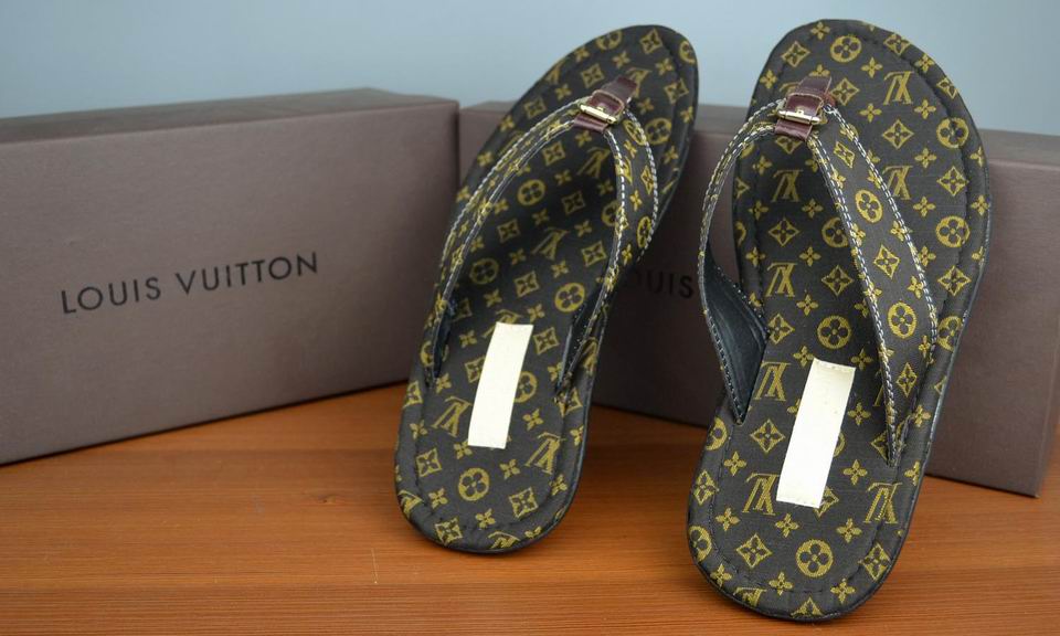 LV women slippers AAA-001(35-42)