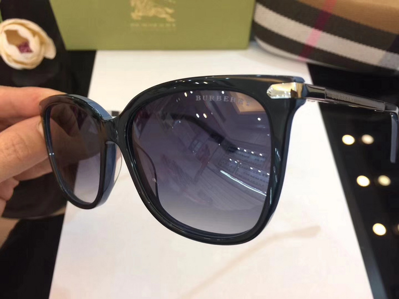 Burberry Sunglasses AAAA-012