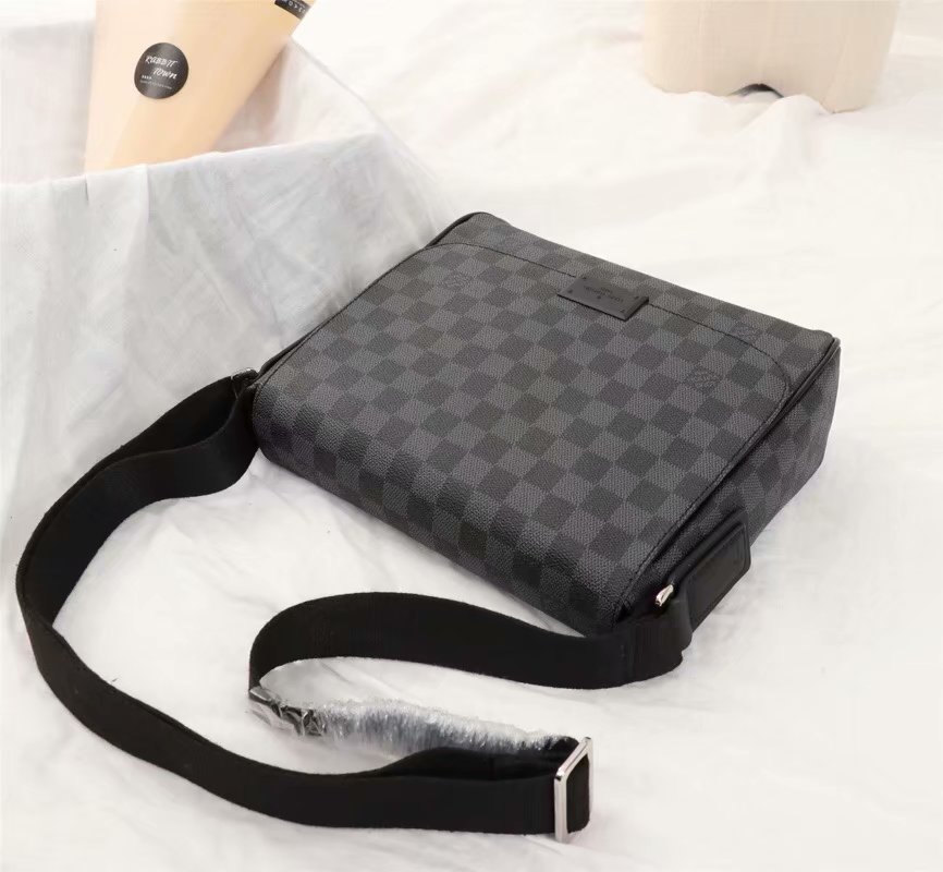 LV Men Hangbags AAA-008