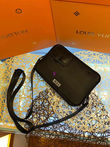 LV Men Hangbags AAA-040