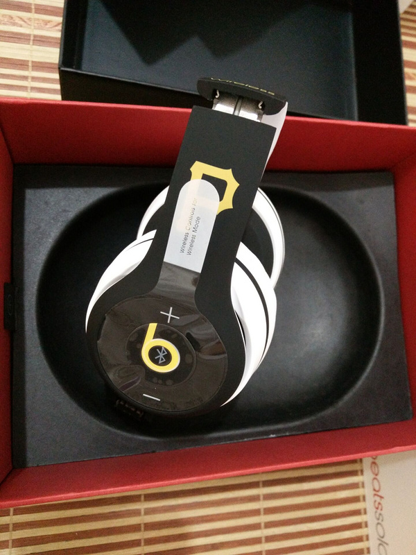 Monster Beats SOLO 2 Wireless-013