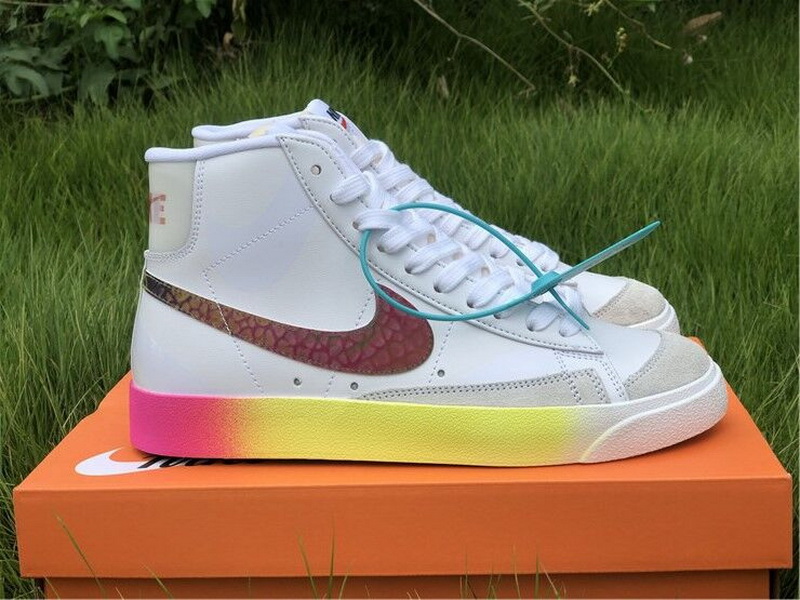 Authentic Nike Blazer Mid ′77 VNTG White Women 