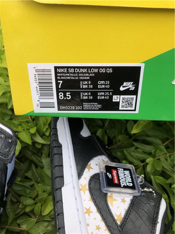 Authentic Supreme x Nike SB Dunk Low “Black Stars”