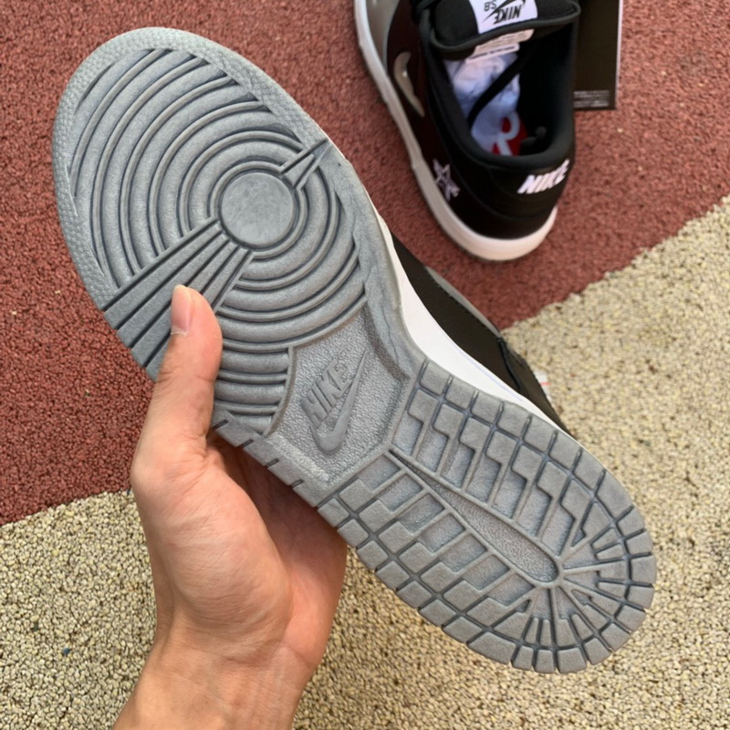 Authentic Supreme x Nike SB Dunk Metallic Sliver 