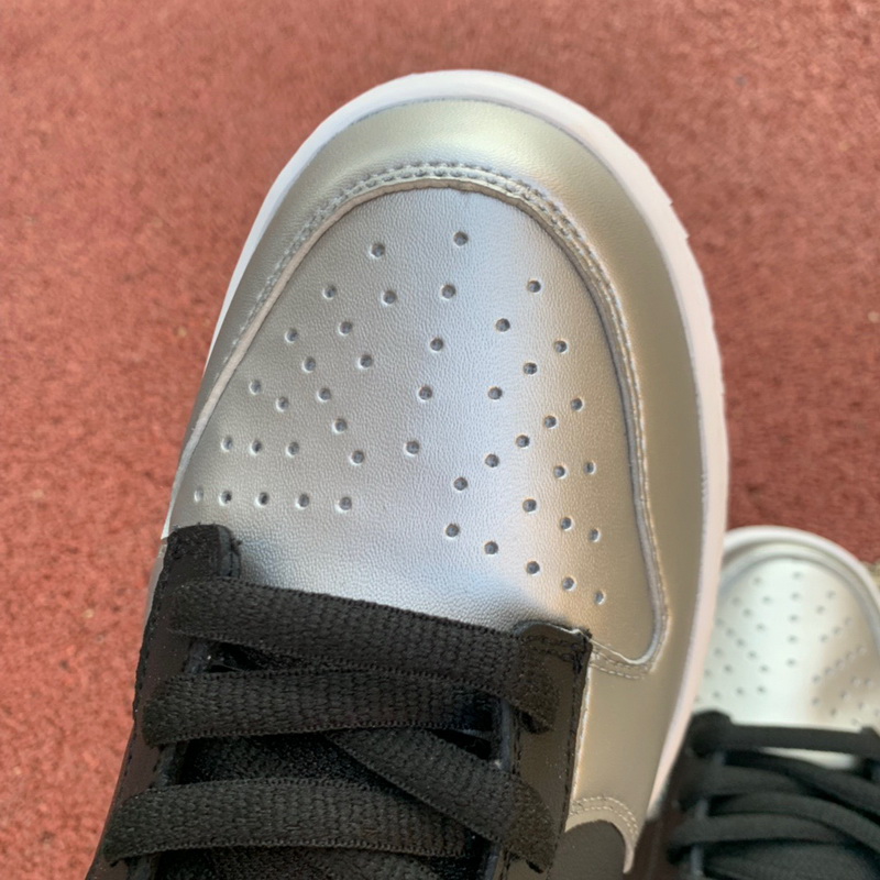 Authentic Supreme x Nike SB Dunk Metallic Sliver 