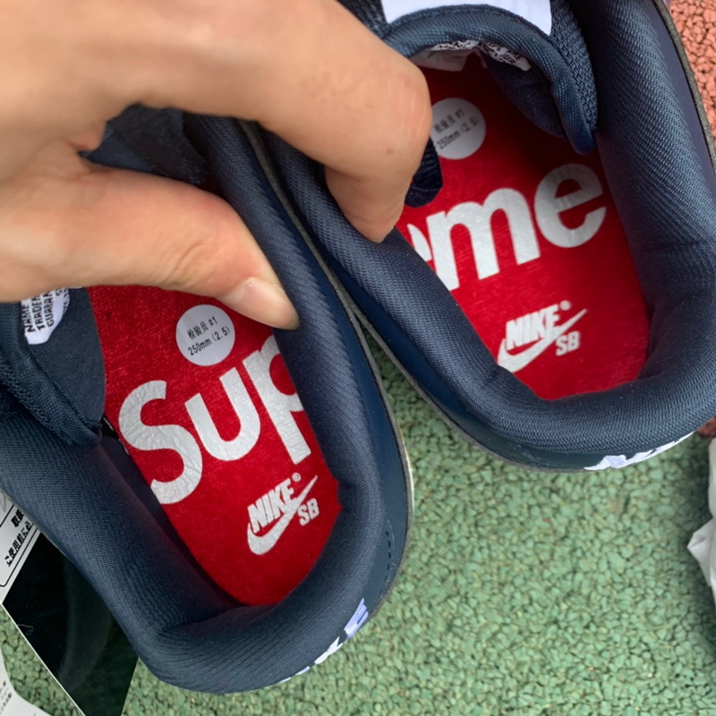 Authentic Supreme x Nike SB Dunk